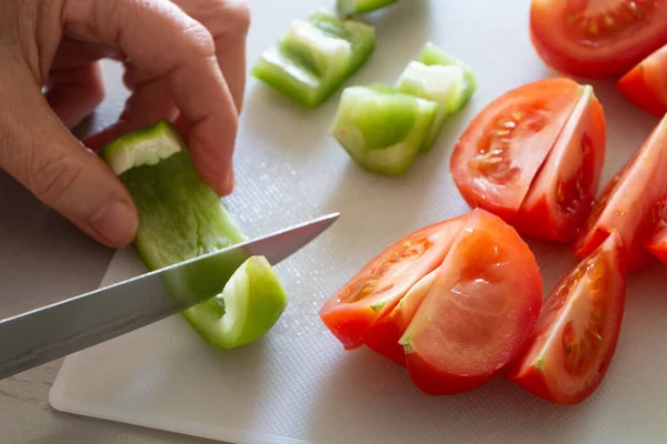 Cortar Partes Tomate Pimentão Com Uma Faca — Fotografia de Stock