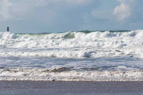 Fale Miażdżące Plaży Bretanii Pochmurny Dzień — Zdjęcie stockowe