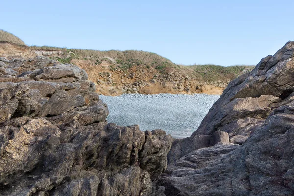 晴れた日にブルターニュの岩の間の小石のビーチ — ストック写真