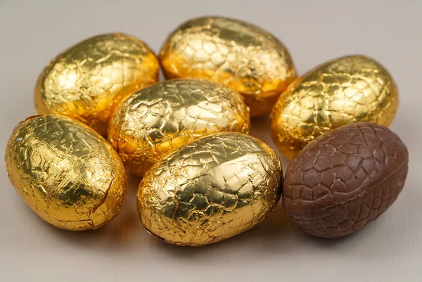 Huevos Chocolate Envueltos Papel Dorado Para Pascua —  Fotos de Stock