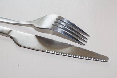 Çatal ve bıçak paslanmaz çelikten.