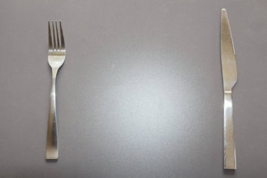 Çatal ve bıçak paslanmaz çelikten.