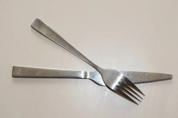 用不锈钢做的叉子和刀 — 图库照片