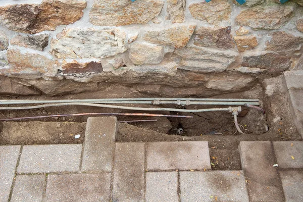 Tuberías Agua Gas Una Zanja Patio Trasero Una Casa — Foto de Stock