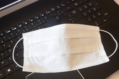 Bir dizüstü bilgisayarın faresinde kumaş maske