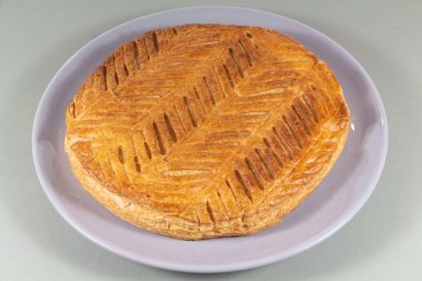 Gri tabakta Fransız taze kral pastası