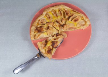 Elmalı tart ve kek bıçağı bir tabakta