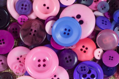 Mor, pembe ve mavi dikiş düğmeleri arka plan