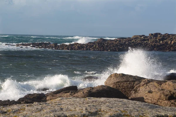 Побережье Бретани Волнами Давящими Скалы — стоковое фото