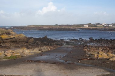 Porspoder 'da dalgaların çekildiği bir sahil.