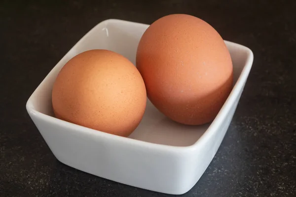 Dwa Świeże Jaja Białym Ramekinie — Zdjęcie stockowe