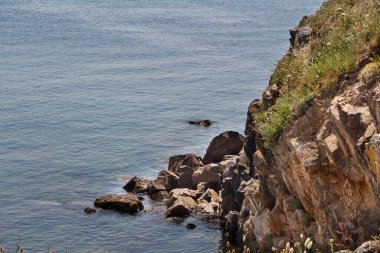 Güneşli bir günde Brittany 'de uçurumlu bir sahil
