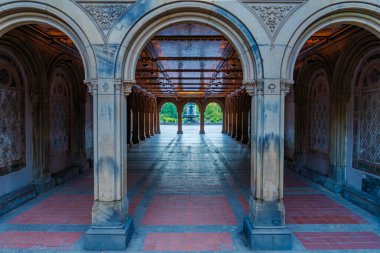 New York 'un Central Park' ındaki Bethesda Terrace atari salonu dekoratif bir mimariye ve çeşme manzarasına sahiptir..