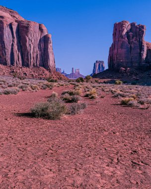 Monument Valley Majesteleri çöl tabanından yükselen ikonik kumtaşı popolarını sergiliyor. Arizona-Utah sınırında uzanan Navajo Nation Parkı, çarpıcı jeolojik oluşumlarıyla dünya çapında ziyaretçileri cezbediyor..
