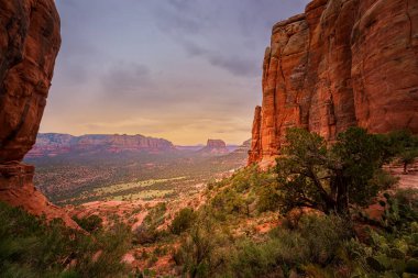 Sedona 'nın Kızıl Kaya Kralı ufuk çizgisine karşı dimdik ayakta duruyor ve bölgenin doğal güzelliğini gözler önüne seriyor. Sedona, Arizona 'da yer alan manzara yürüyüşçülere ve doğa meraklılarına manzaralı bir manzara sunuyor..