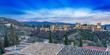 Alhambra 'nın Alacakaranlık Majesteleri İspanya' nın Granada kentindeki tarihi kaleyi ortaya çıkararak sönen ışığa karşı mimari ihtişamını sergiliyor. Alhambra 'nın inşaatı 1238' de başladı ve Fas sanat ve kültürünün bir kanıtı olarak duruyor..