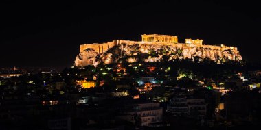 M.Ö. 438 yılında tanrıça Athena 'ya adanmış bir tapınak olan aydınlatılmış Parthenon, Yunanistan' ın Attika kentindeki Akropolis 'ten Atina siluetine hakim. Bu UNESCO Dünya Mirası sahası antik Yunan medeniyetinin ve kemerinin bir kanıtı olarak duruyor.