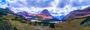 Saklı Göl Majesteleri, Buzul Ulusal Parkı 'ndaki Saklı Göl Panoraması' nda sergileniyor. Bearhat Dağı manzaranın üzerindeki kuleler nefes kesici bir manzara yaratıyor..