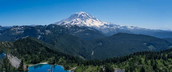 Rainier 'in Regal Reign' i Rainier Dağı Ulusal Parkı 'nın manzarasına hakim. Dağlar ve vadiler ziyaretçiler için çarpıcı bir manzara yaratır..