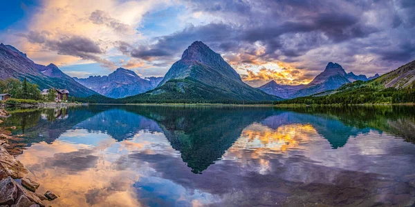 Swiftcurrent 'ın Günbatımı Senfonisi, Swiftcurrent Gölü ve Buzul Ulusal Parkı' ndaki Grinnell Dağı üzerinde sergilenmektedir. 1915 yılında inşa edilen tarihi Many Buzul Oteli, kıyı boyunca uzanır ve Wilbur Dağı ve çevresindeki manzaranın çarpıcı manzaralarını sunar..