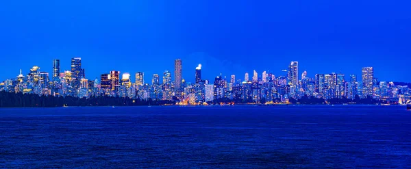 Vancouver 'ın gece lambaları suyu yansıtıyor ve Britanya Kolumbiyası' ndaki Stanley Park 'tan görüldüğü gibi çarpıcı bir şehir manzarası yaratıyor. Şehrin ufuk çizgisi, şehrin büyüme ve gelişimini gözler önüne seren modern yüksek binalar ve eski binaların bir karışımını içeriyor. 