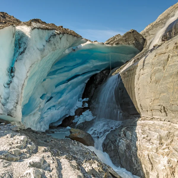 冰洞在沃辛顿冰川阿拉斯加 — 图库照片