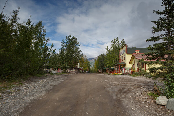 здание в зеленом лесу Аляски
