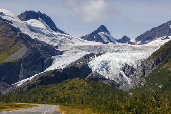 Vägen genom bergskedjan klippiga bergen — Stockfoto