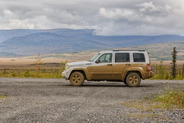 Voiture boueuse sur la route — Photo