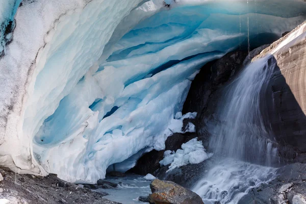 Cueva de hielo en el glaciar Worthington Alaska — Foto de Stock