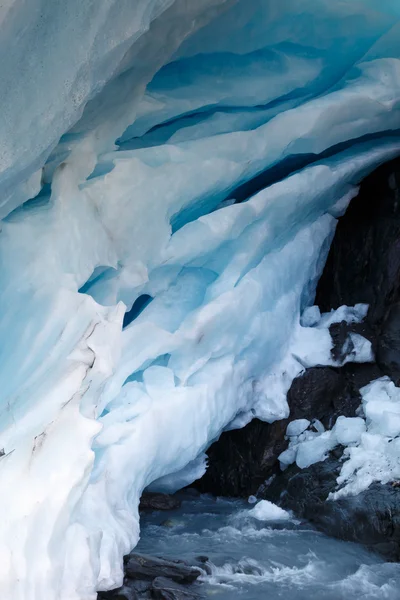 Cueva de hielo en el glaciar Worthington Alaska — Foto de Stock