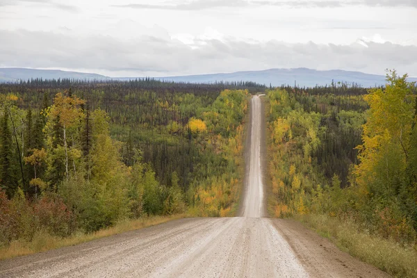 Autostrada nel paesaggio dell'Alaska — Foto Stock