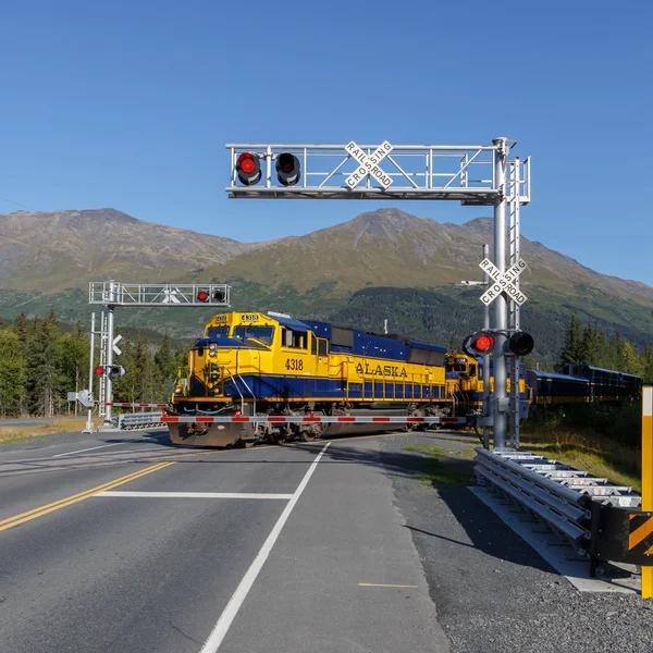 Coche azul y amarillo del ferrocarril de Alaska — Foto de Stock