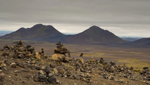 Paisagem com pequenas torres de pedra — Fotografia de Stock