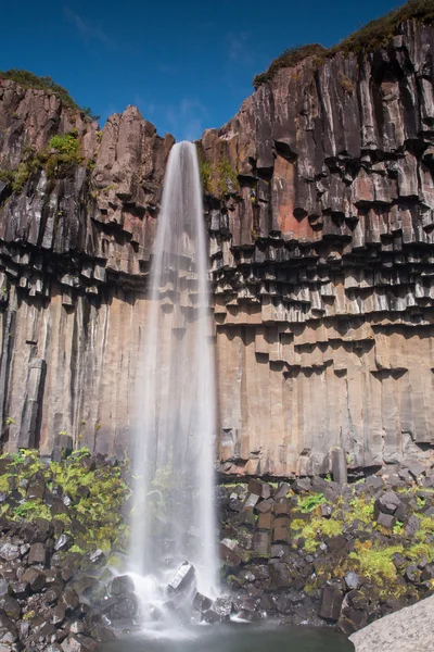 De waterval Svartifoss zwart — Stockfoto