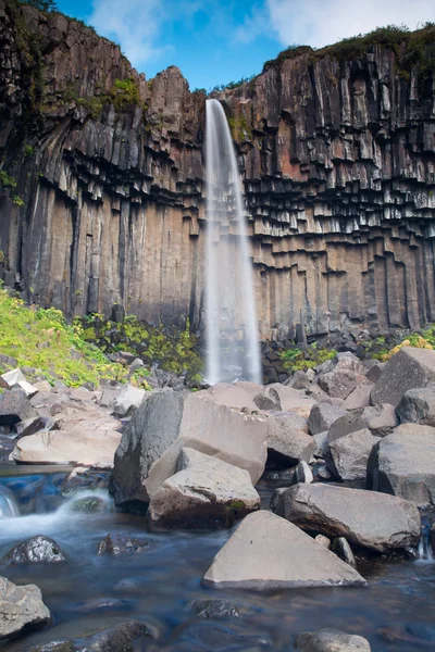 Fekete Svartifoss vízesés — Stock Fotó