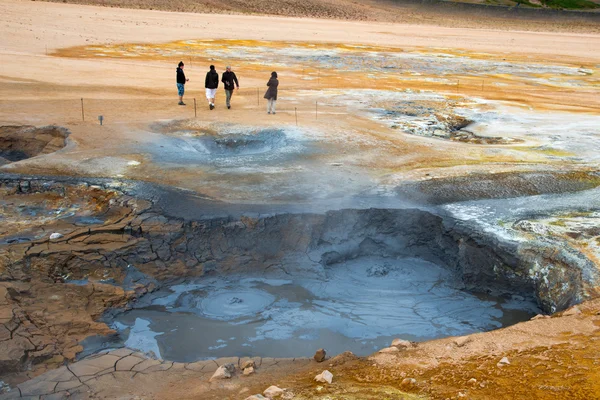 Hverir solfatare フィールドでの人々 — ストック写真