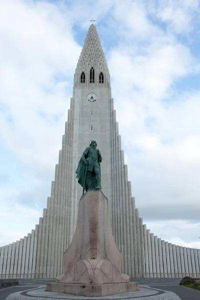 Hallgrimskirkja cathedral in reykjavik — Stock Photo, Image
