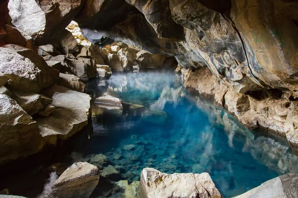 Underground hot spring Grjotagja — Stock Photo, Image