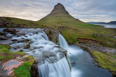 Kirkjufellsfoss şelale şaşırtıcı üst 