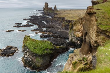 İzlanda'daki Arnarstapi kayalar