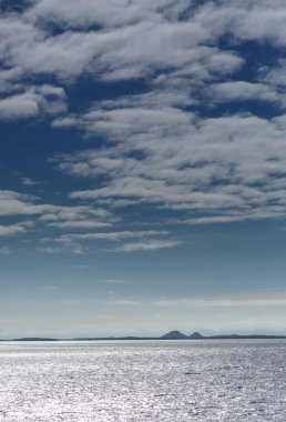 Göl kıyısında dağ yansıması ile