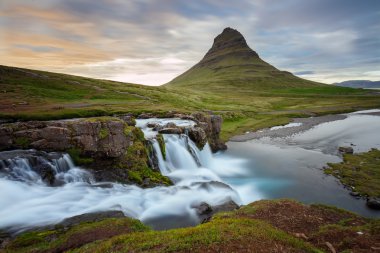 Kirkjufellsfoss şelale şaşırtıcı üst 