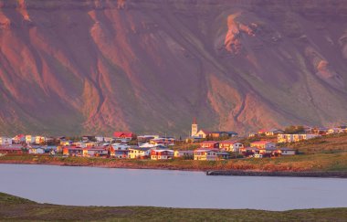 Şehrin Grundarfjordur İzlanda gün batımında