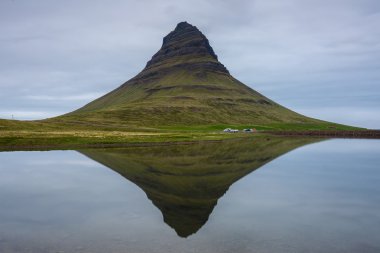 Kirkjufell dağın göle yansıtır