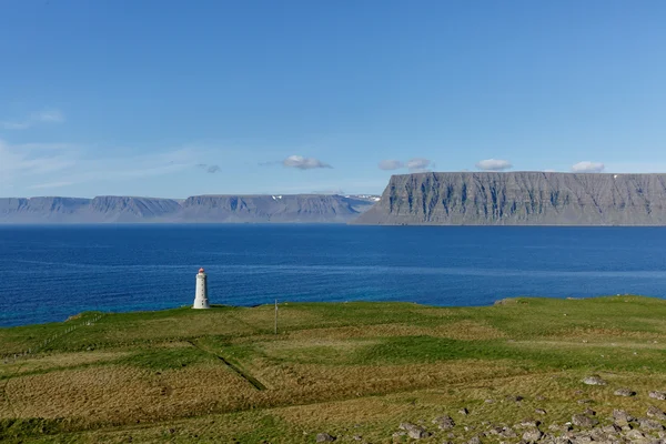 Vuurtoren en schiereiland, Latrabjarg — Stockfoto