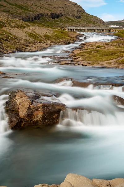 Vattenfall i den nära av Djupavik — Stockfoto