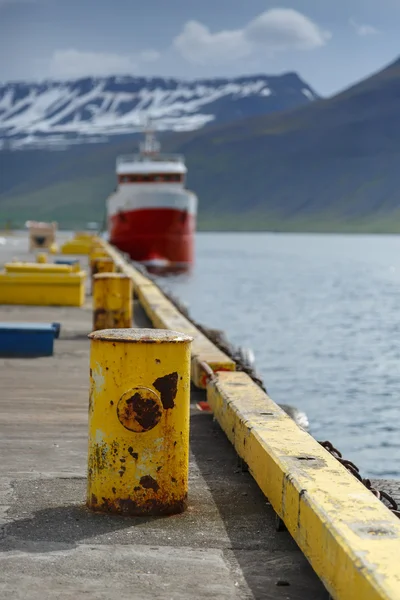 Yellow bollard at the harbor of Isafjordu — Stock Photo, Image