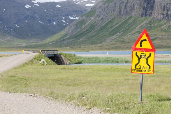 Dopravní značka Island "einbreid bru" — Stock fotografie