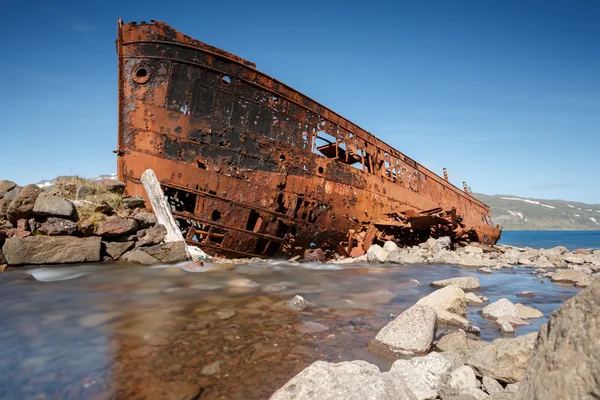 Vecchia barca da traino arrugginita — Foto Stock